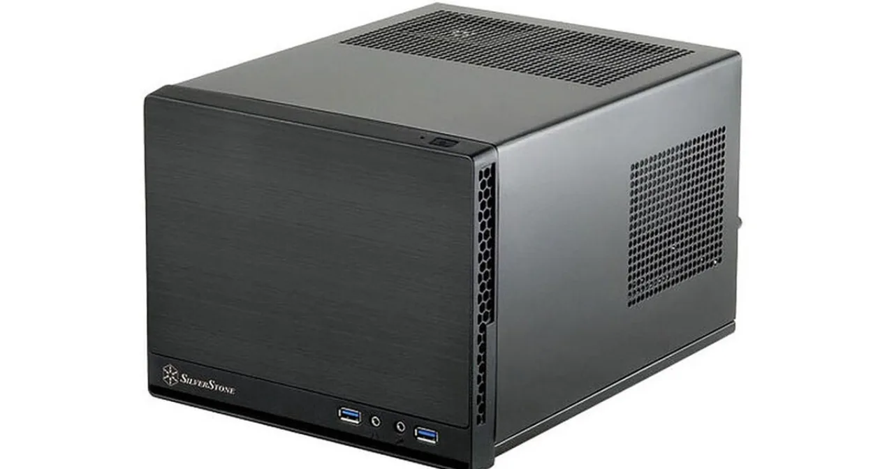 PC box compacto da LDLC com Ryzen 5 8400F, Radeon RX 9060 XT, teclado gamer e fones ao lado