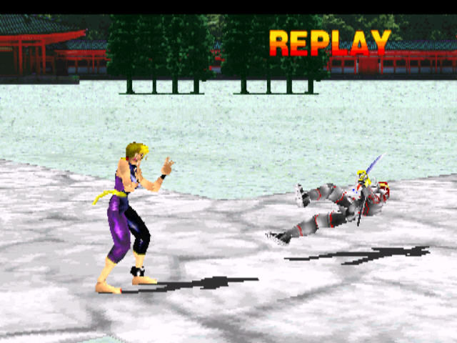 Pessoas em treino de artes marciais, segurando barra de proteína, com fundo de arena de Tekken em estilo cartoon