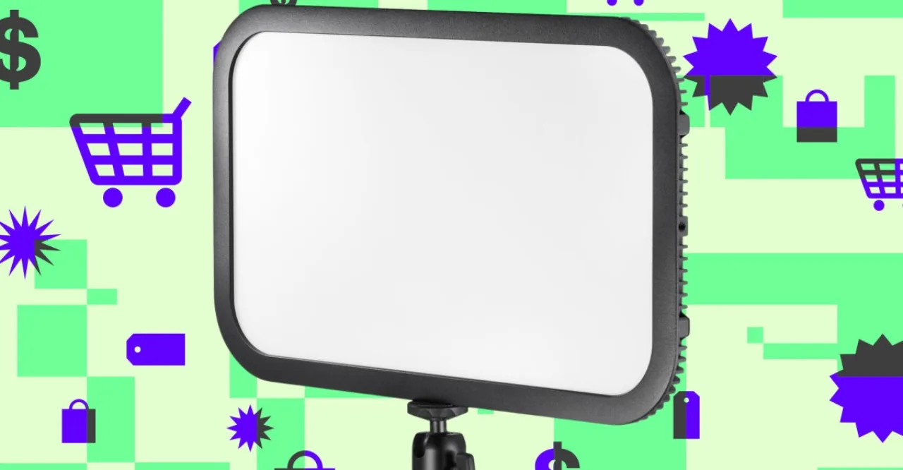 Setup de home office com Godox ES45 iluminando um laptop enquanto alguém faz alongamento