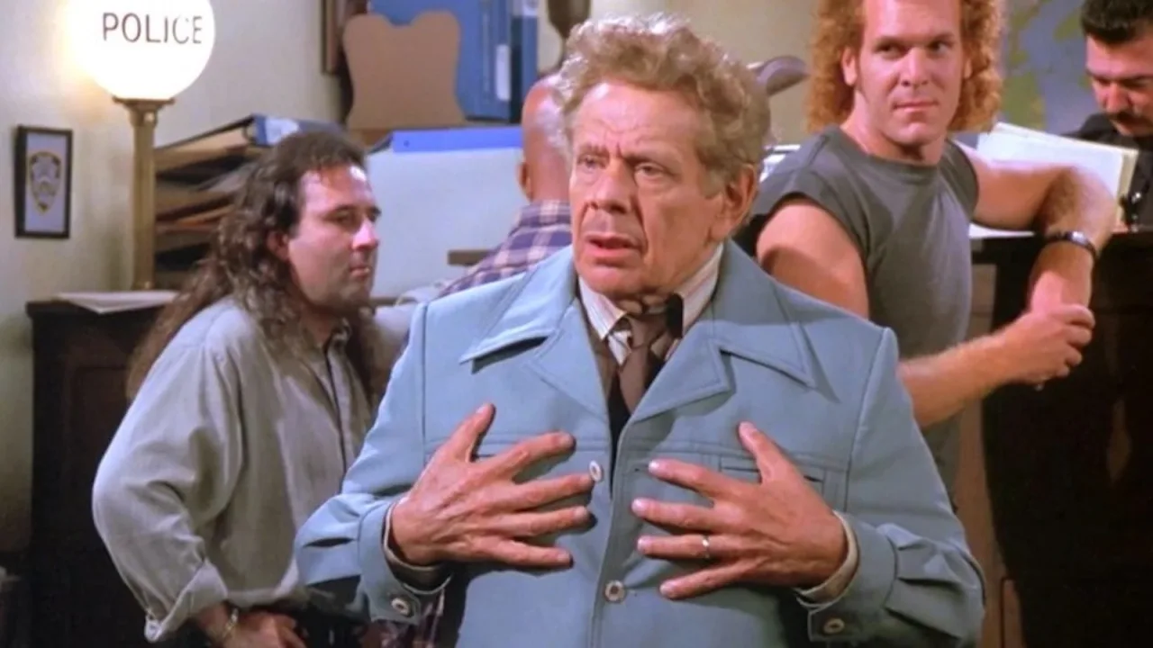 Homem musculoso levantando halteres, com TV ao fundo exibindo a cena icônica de Frank Costanza