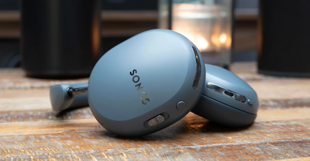 Fones Sonos Ace Ultra prateados sobre fundo escuro, destacando o design curvo e o logotipo da Sonos