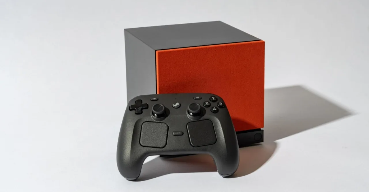 Jovem sentado no Steam Machine, usando headset, fazendo alongamento de braços e pernas