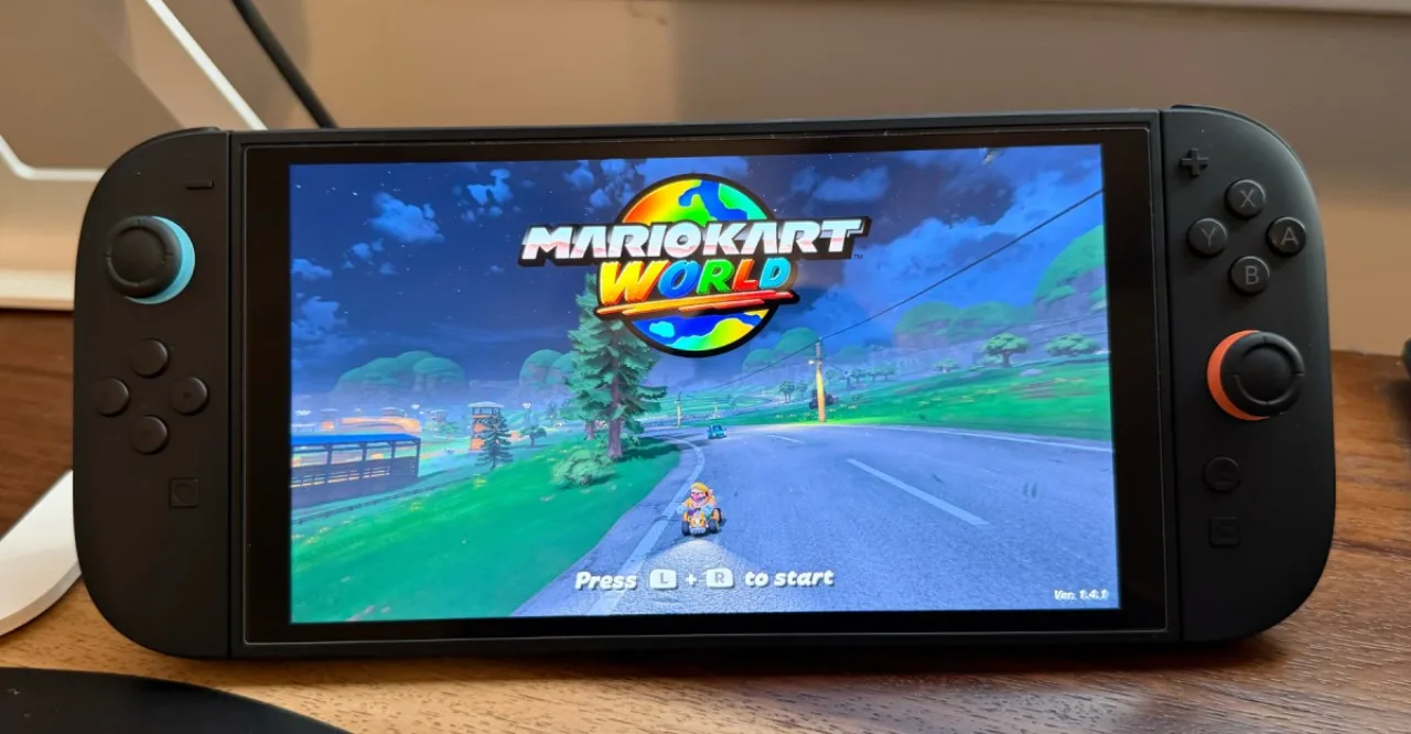 Jovem fazendo agachamento segurando o controle da Nintendo Switch 2 em um tapete de yoga