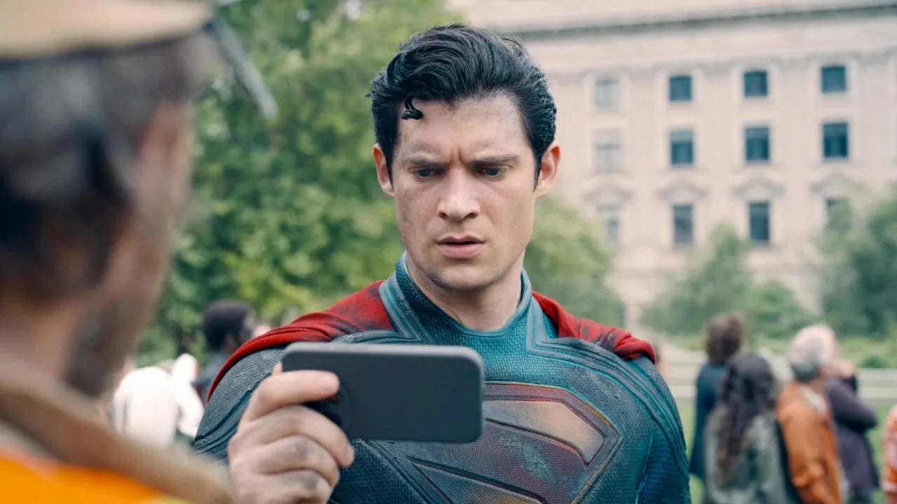 David Corenswet e Nicholas Hoult segurando o copo da Supergirl ao lado de halteres e garrafas de água