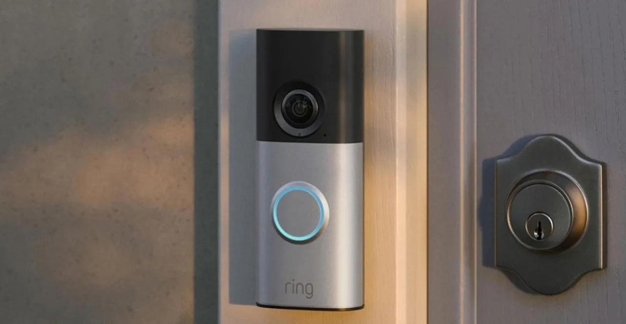 Mulher fazendo polichinelos em sala, com um Ring Doorbell Pro instalado na porta ao fundo