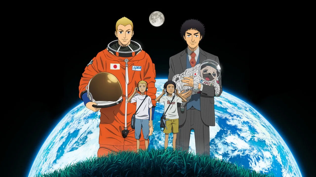Jovem praticando flexão em traje de astronauta, com poster de Space Brothers ao fundo