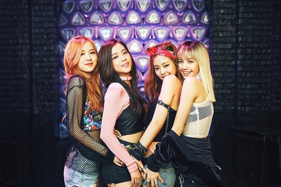 Jisoo, Jennie, Rosé e Lisa aparecem em cenário neon do clipe “BOOMBAYAH” com a marca de 1,9 bi visualizações