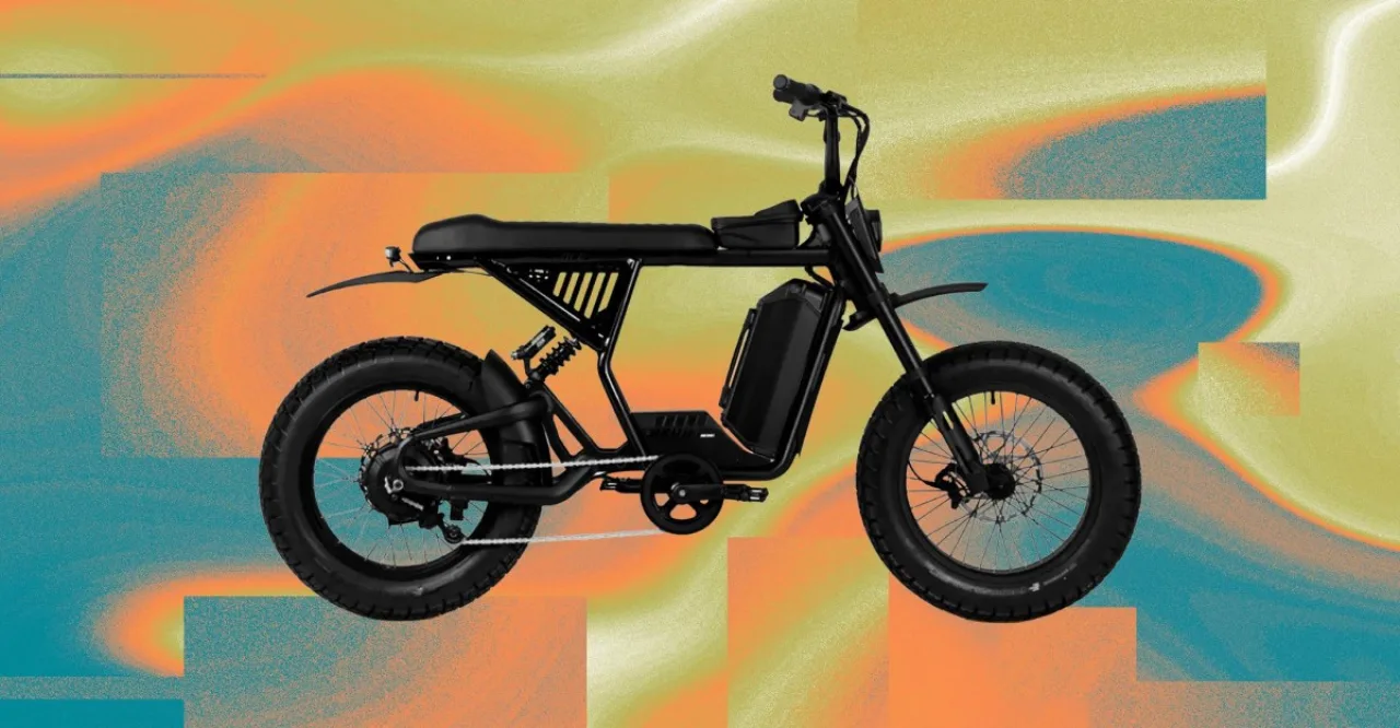 Ciclista em roupa esportiva pedalando uma e‑bike com bateria de gel visível no quadro