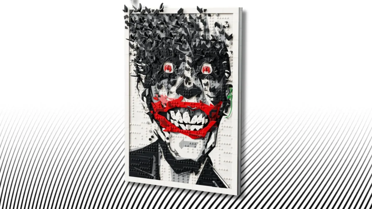 Painel LEGO do Coringa em estilo pixel, com rosto sorridente, detalhes da capa de Detective Comics #880 e logo DC