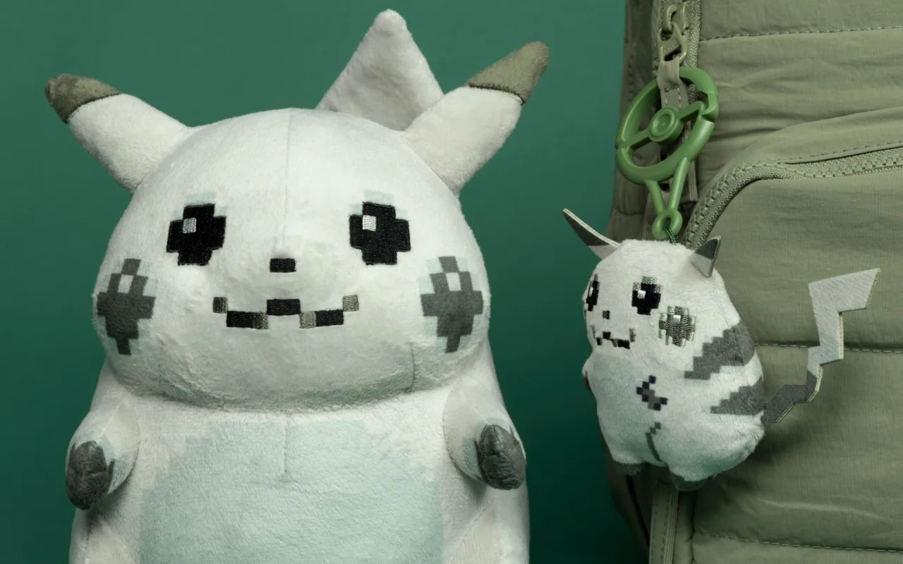 Pikachu 1996 Style plush em destaque sobre uma mesa, ao lado de um tapete de yoga e uma garrafa de água