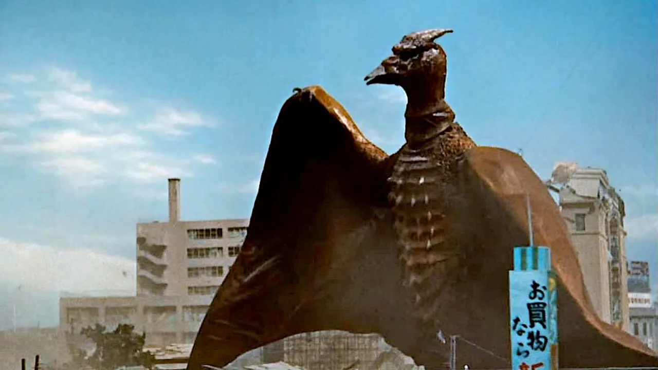 Um colecionador levanta a figura de Rodan 1980 como peso, ao lado de halteres e tapete de yoga