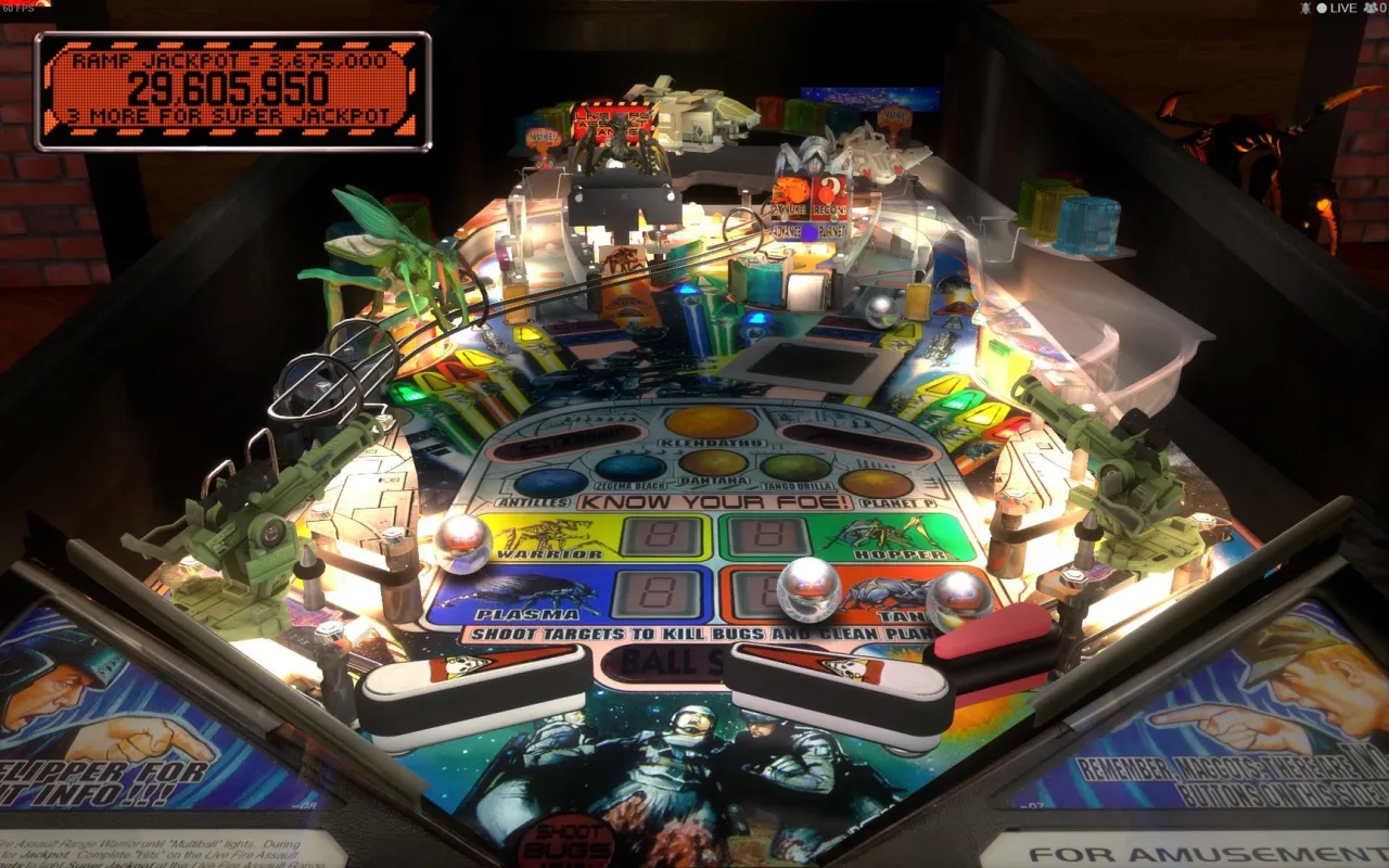 Máquina de pinball Fallout iluminada, com figuras de Lucy McClean, Maximus e Cooper Howard ao fundo
