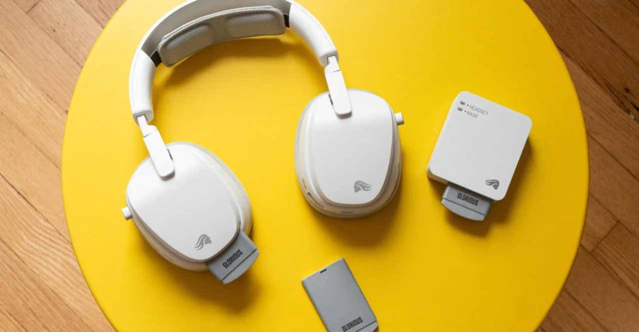 Atleta usando headset wireless Glorious GHS InfinitePlay enquanto corre na esteira, com bateria destacada ao lado