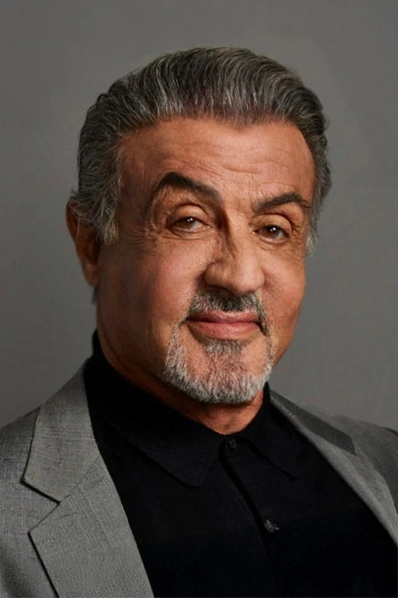 Silvester Stallone em pose introspectiva, vestindo jaqueta de policial, com luz dramática e atmosfera urbana sombria