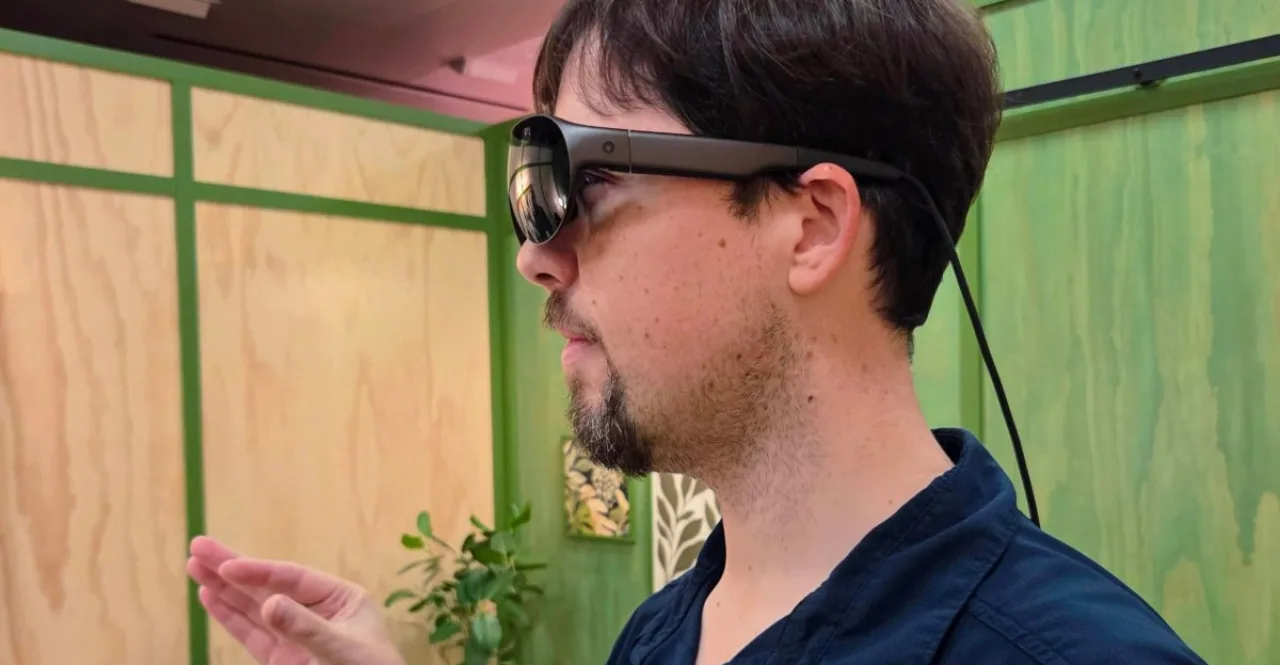Óculos Meta VR Glasses 2026 sobre fundo escuro, com logo da Meta iluminado e reflexos futuristas