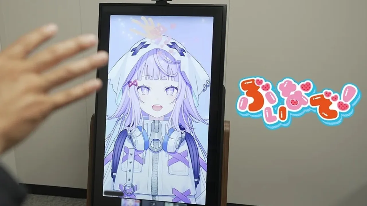 Jovem com fone VR, mãos estendidas sobre um sensor infravermelho, enquanto na tela aparece a cabeça de um VTuber animada