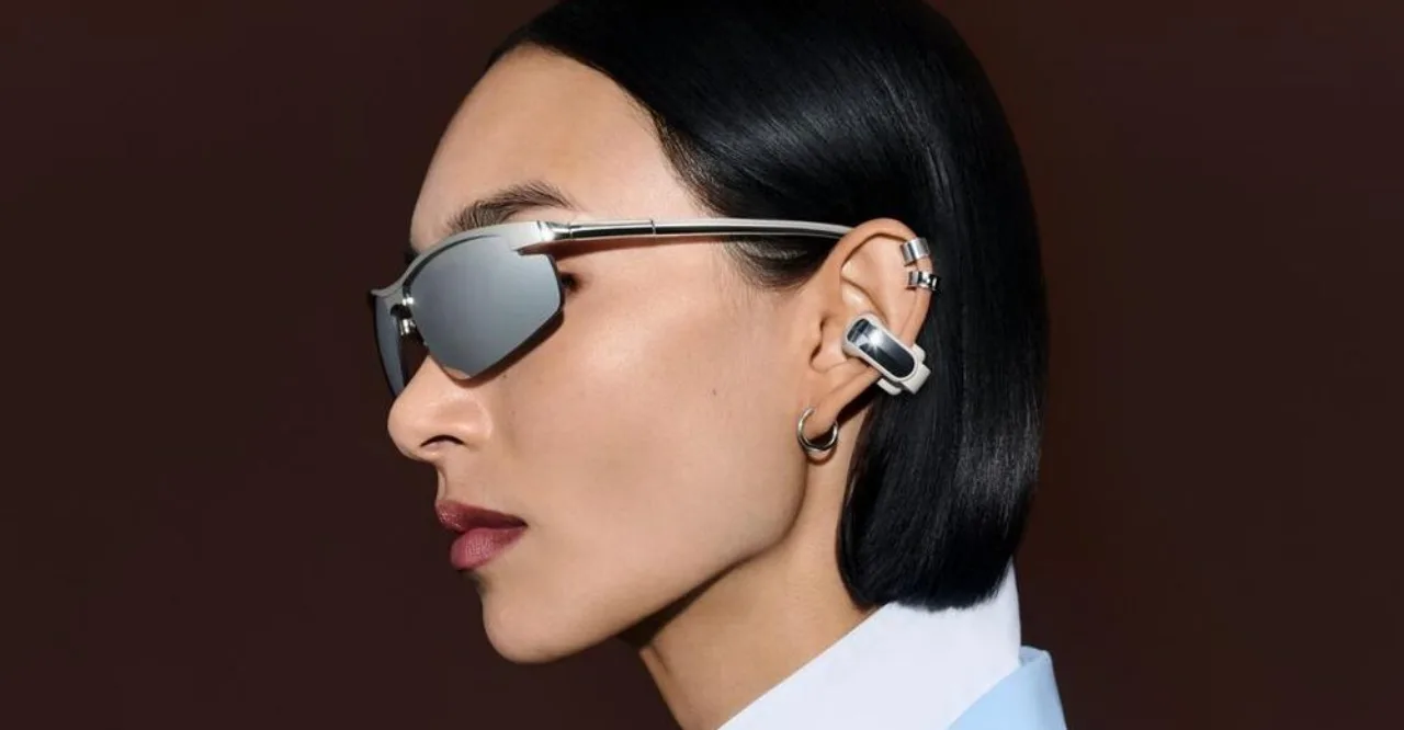 Fones Bose Ultra Open Earbuds 2ª geração exibidos ao lado da caixa preta com o logotipo da Bose em destaque