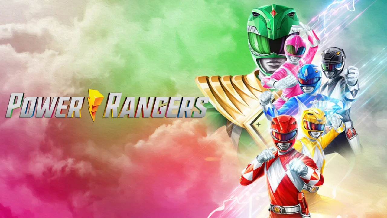 Jovem vestindo camiseta dos Power Rangers faz agachamento com halteres ao lado de TV exibindo cena censurada