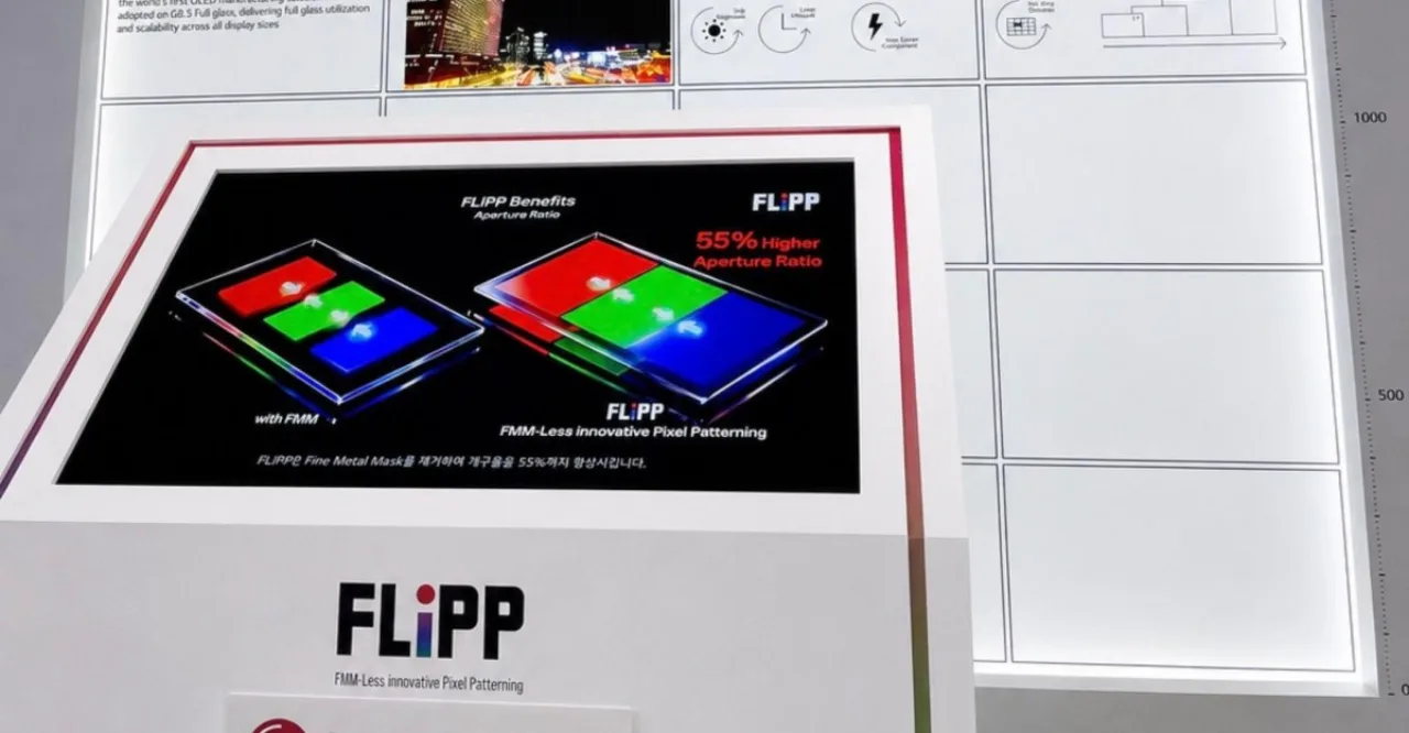 Jovem praticando alongamento ao lado de monitor OLED ultra‑brilhante exibindo gráficos de desempenho