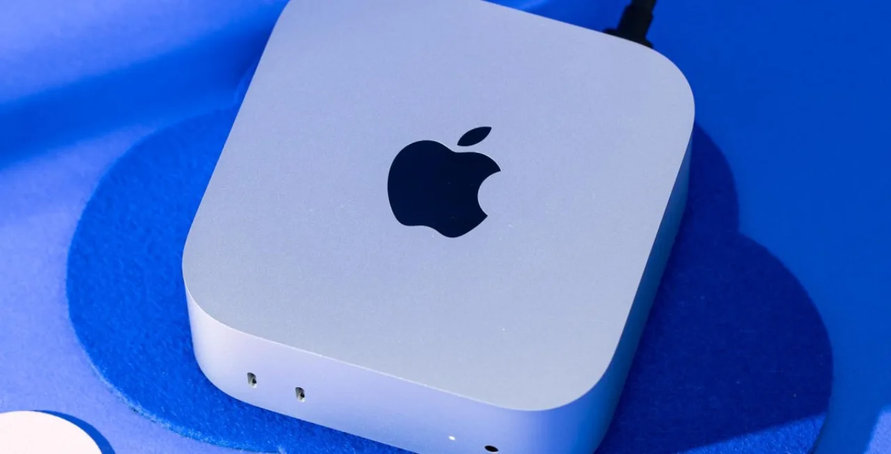 Mac Mini M6 prateado ao lado do logotipo da Apple, com etiqueta de preço $779,99 e selo da Amazon em destaque