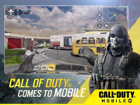 Gamer em pé, segurando controle, realizando agachamento com barra de peso ao fundo