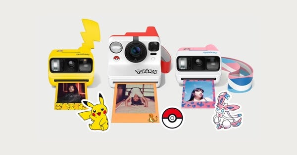 Jovem vestindo Crocs Pokémon faz agachamento segurando a Polaroid edição limitada, com filme colorido ao fundo