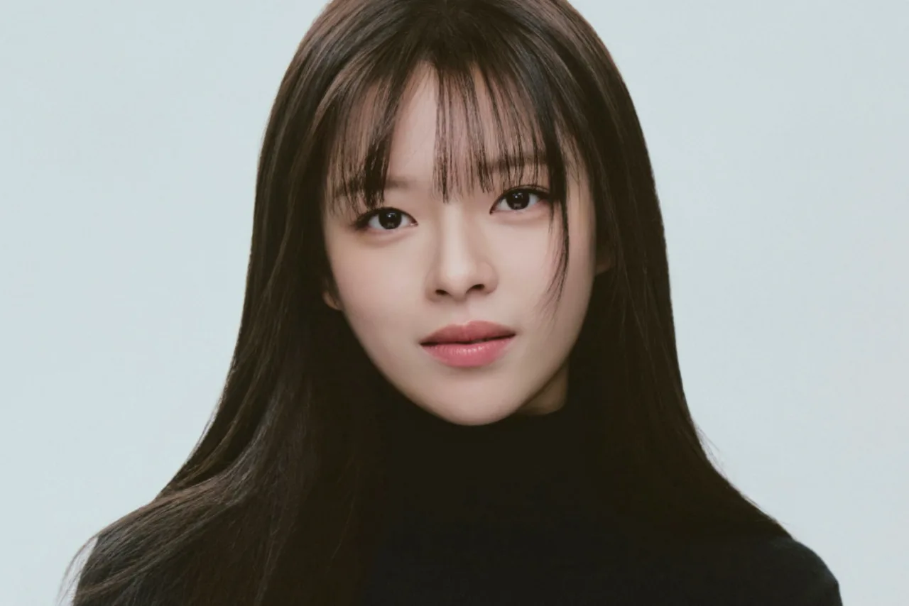 Jeongyeon aparece em quatro retratos lado a lado, vestindo looks clean e chic, com logo da VARO Entertainment