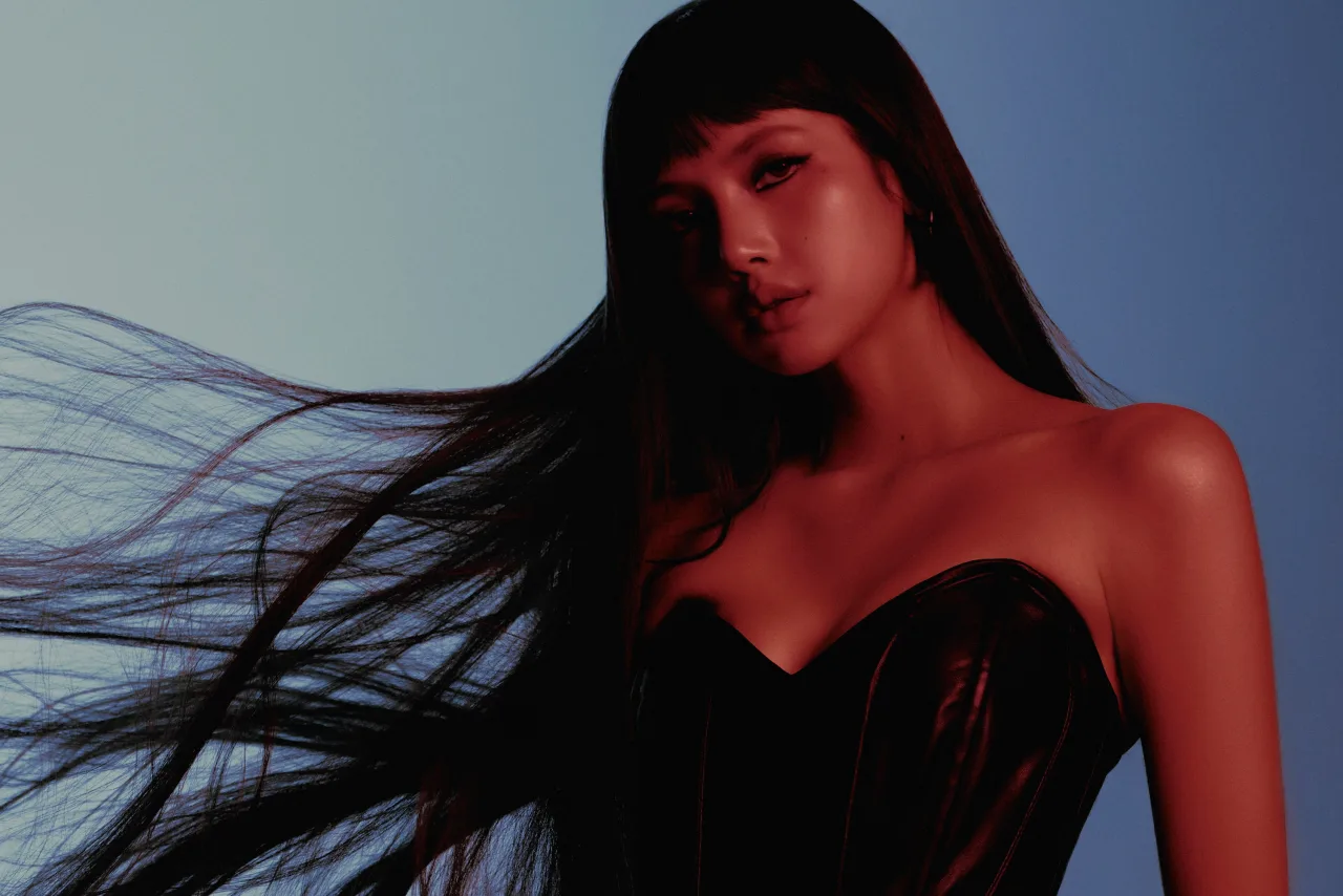 Lisa em roupa de treino neon, fazendo pliê com halteres, fones de ouvido e garrafa d'água ao fundo