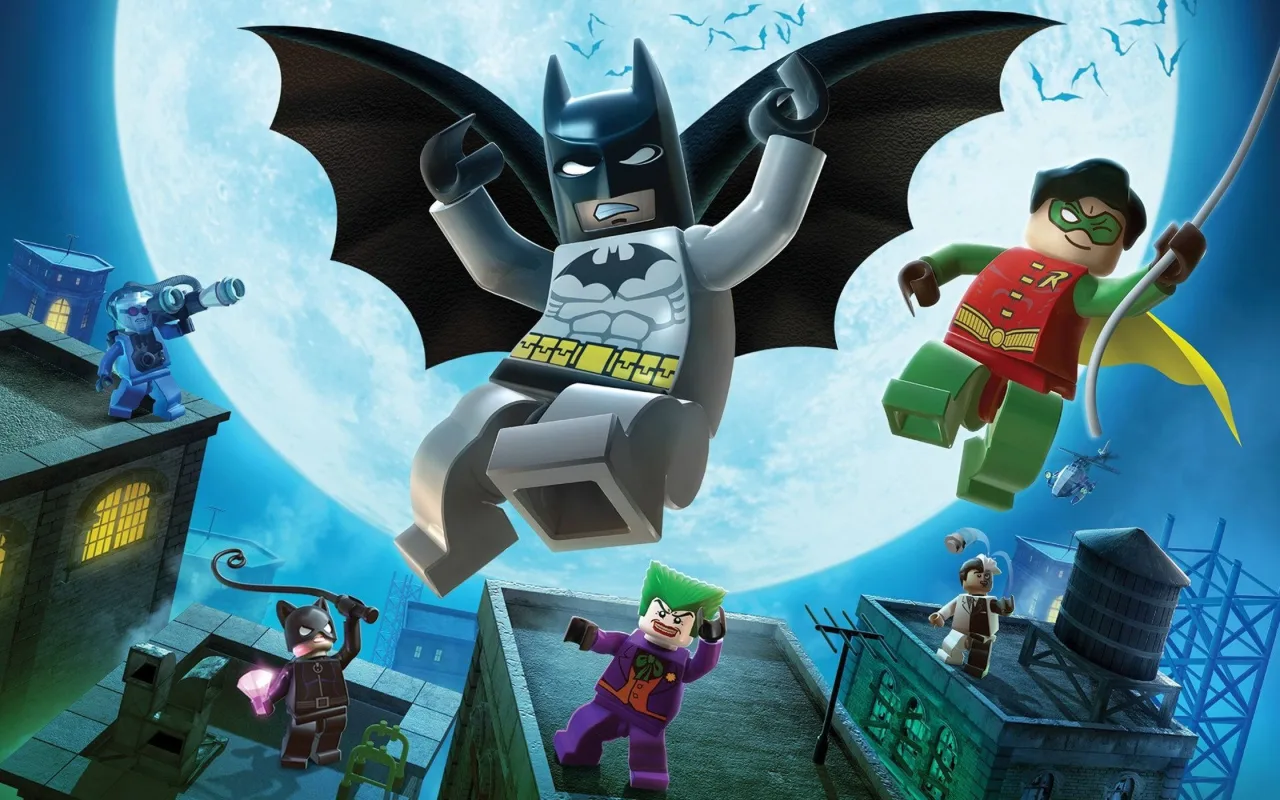 Pessoa jogando videogame com controle em mãos, cercada por peças de Lego e uma garrafa de água sobre a mesa