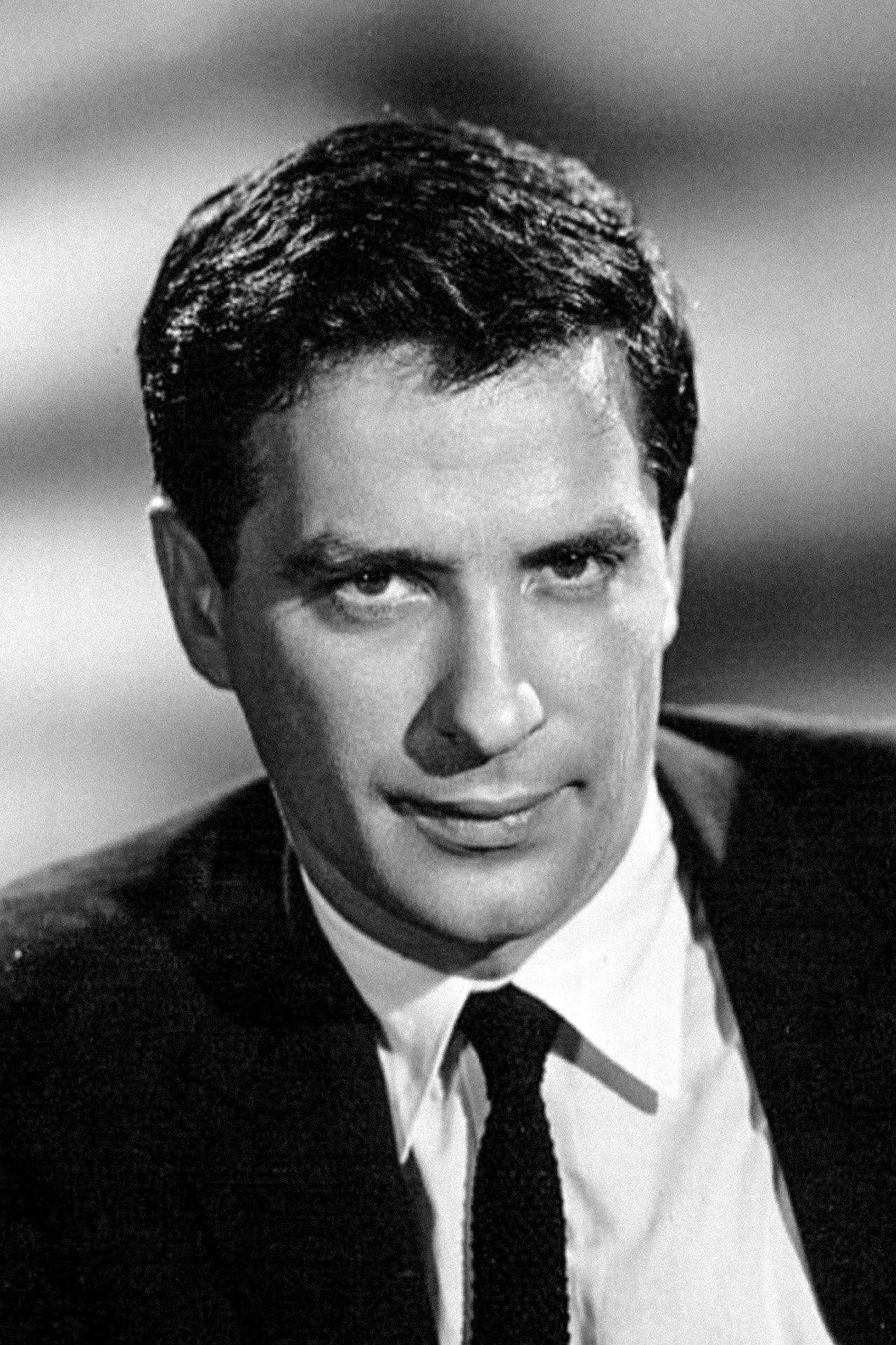 Imagem de John Cassavetes — Appointment with Adventure: Cassavetes e Louise aparecem