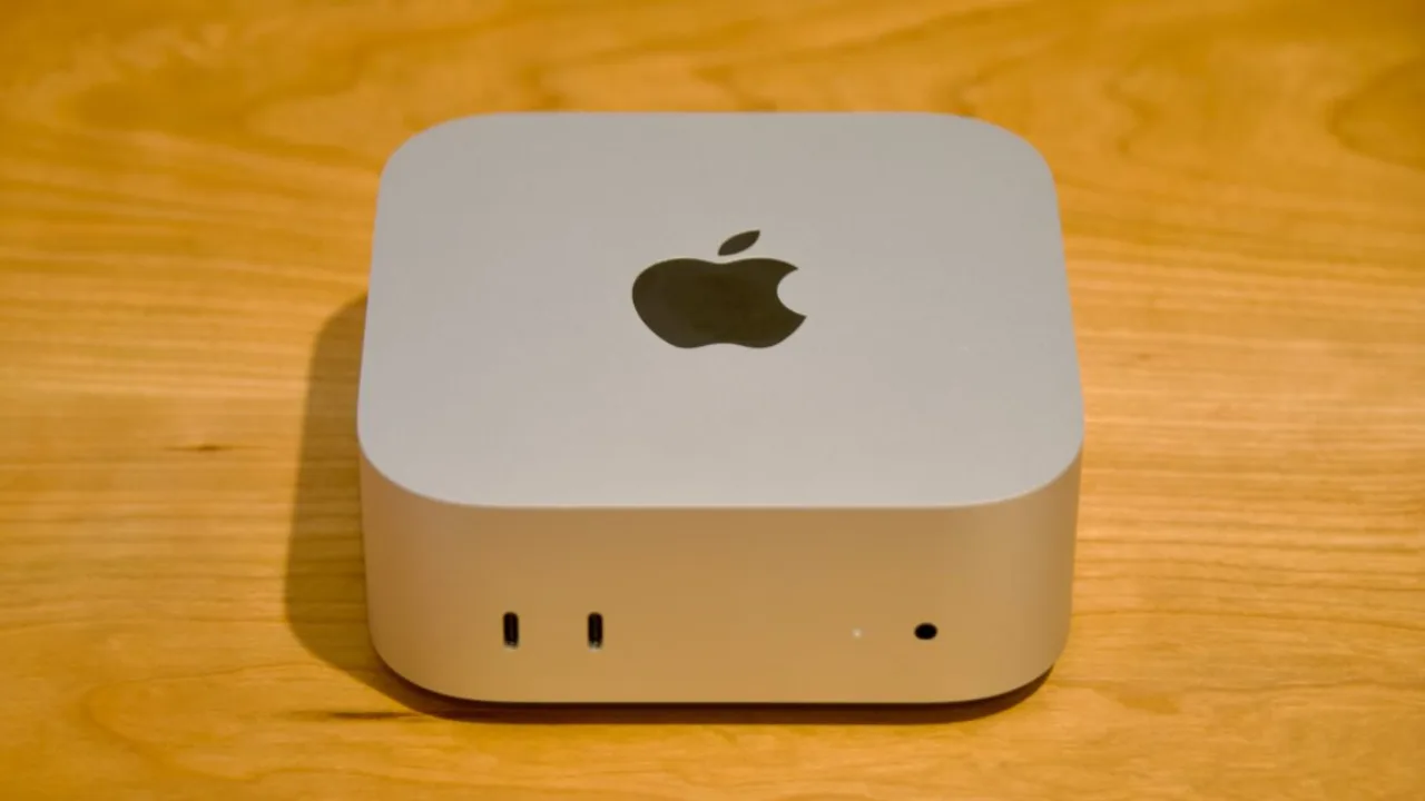 Mac mini M6 prateado ao lado do logo da Apple, com destaque para a placa‑mãe e etiqueta de US$ 899