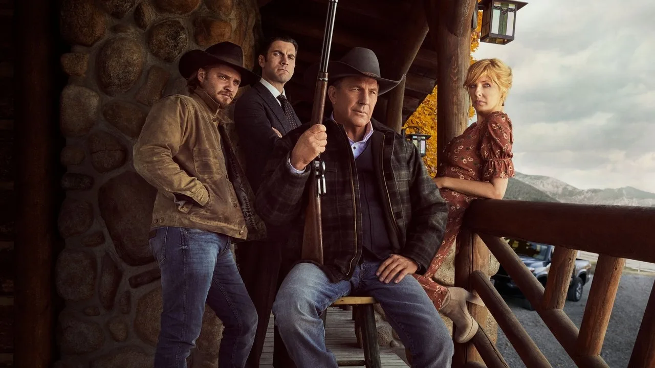 Cowboy musculoso fazendo flexão ao lado de um cavalo em um pasto ao pôr‑do‑sol