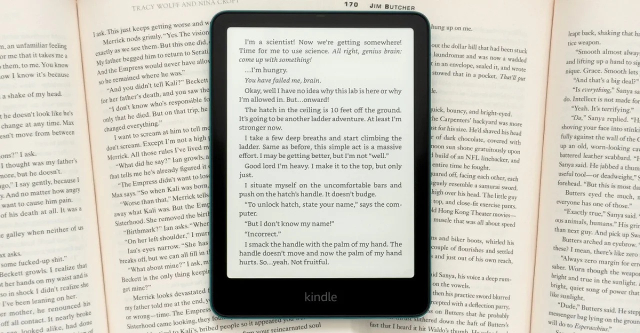 Kindle Paperwhite de geração anterior em destaque, com selo de 30% de desconto ao lado