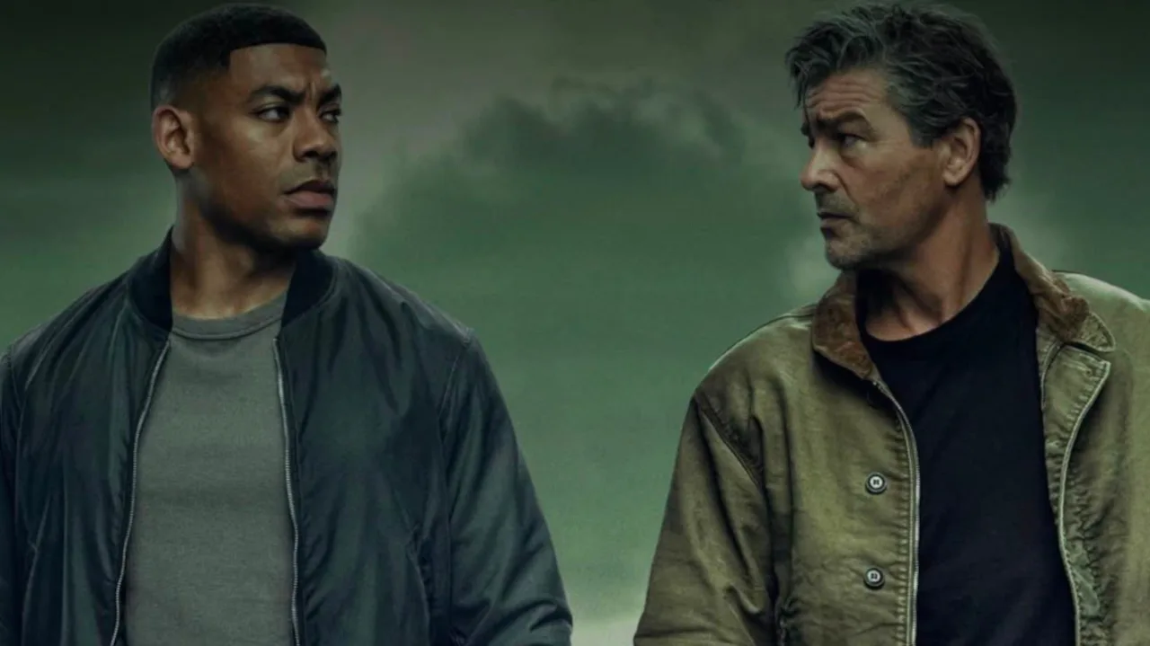 Atleta em roupa esportiva faz agachamento com halteres, ao fundo há pôster da série Lanterns da DC
