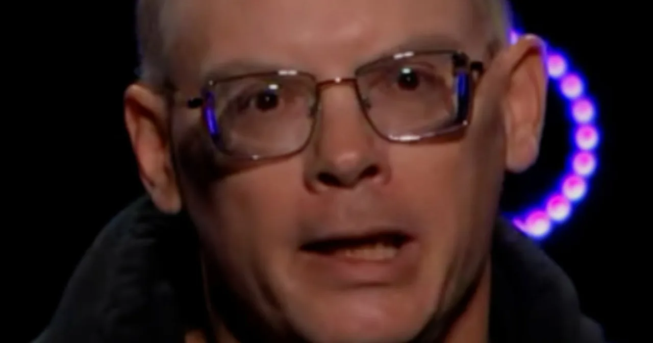 Tim Sweeney ao lado dos logos da Epic Games e da Steam, apontando para um aviso de IA em tela