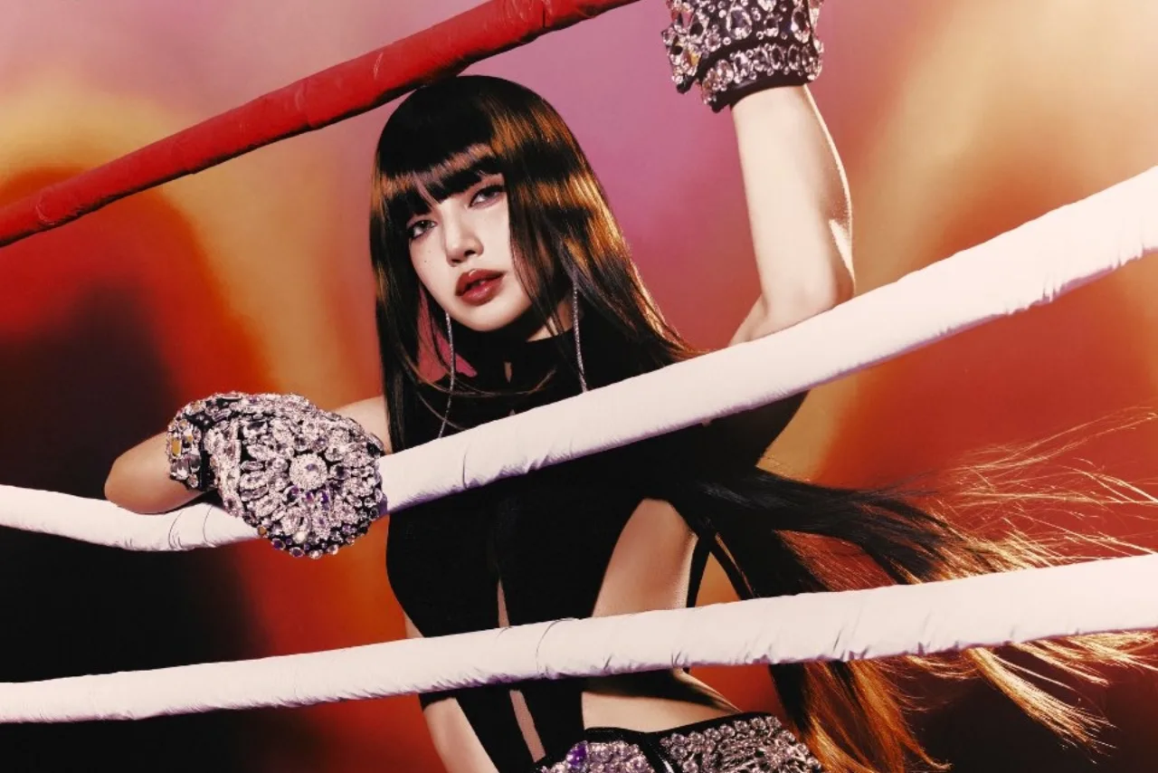 Lisa em traje neon, segurando microfone, com o logotipo da Billboard Hot 100 e a posição 93 destacada
