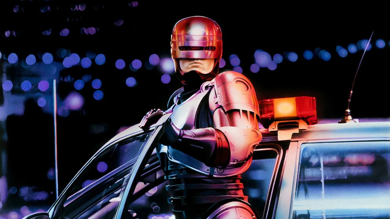 Atleta em traje metálico estilo RoboCop levanta peso em academia com luzes neon e hologramas de circuito