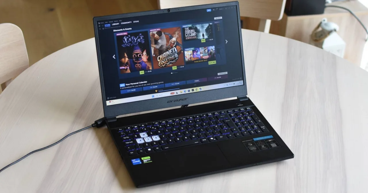 Laptop Medion Erazer Scout 15 ao lado de um desktop com GPU RTX 5050 e um Steam Deck, com etiquetas de preço