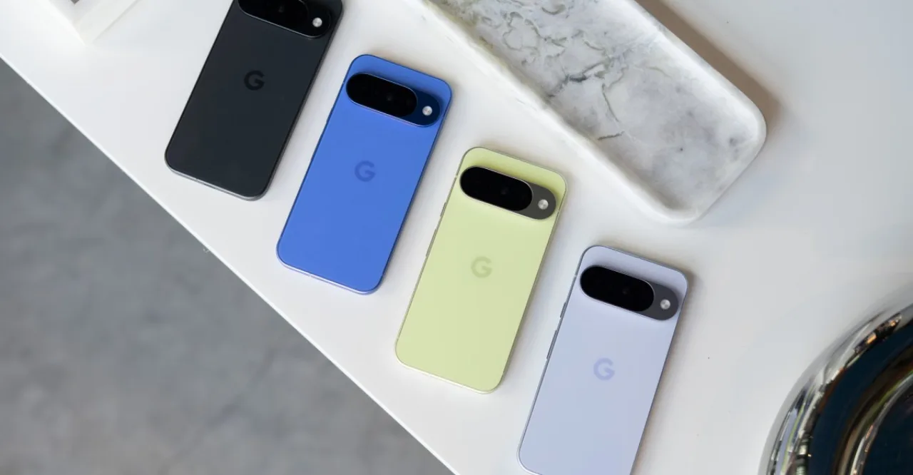 Smartphone exibindo sugestões de treino e monitoramento cardíaco ao lado de um smartwatch e uma garrafa de água