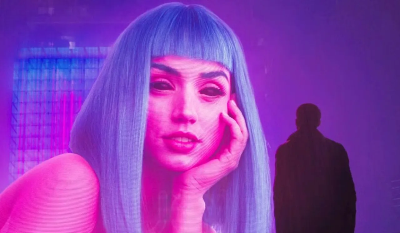 Ana de Armas aparece em traje futurista de Blade Runner 2049, segurando pistola enquanto destaca itens em leilão
