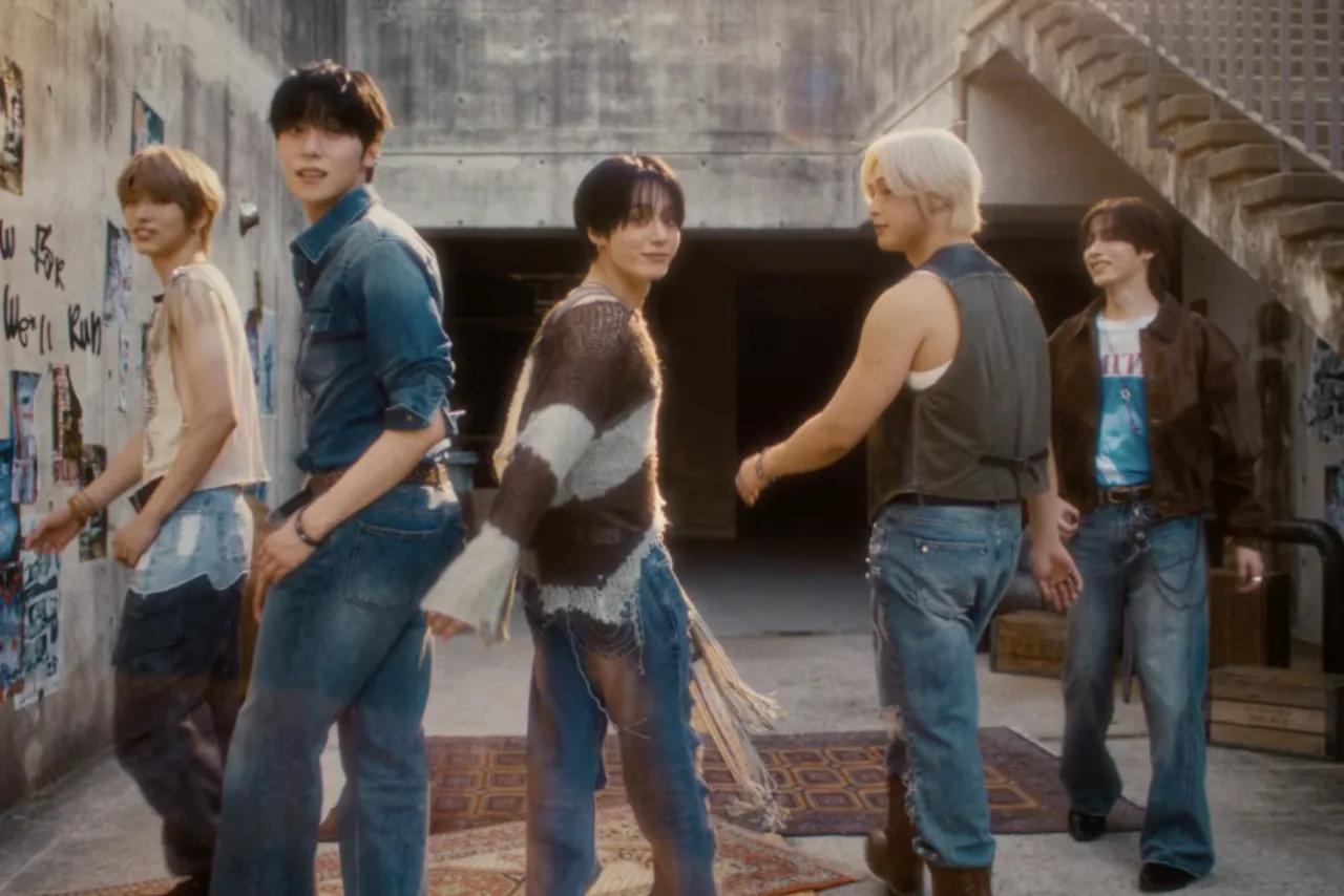 Membros de ONEUS posam em trajes futuristas ao lado do logo “FIRST LIGHT : ㅂ” e backdrop iluminado