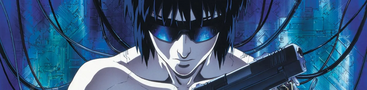 Jovem vestindo camiseta de Ghost in the Shell faz agachamento com halteres ao lado de um laptop exibindo o PV