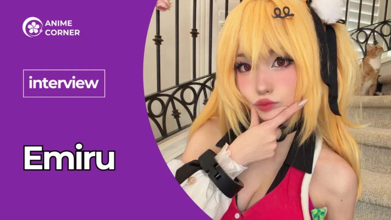 Emiru aparece em traje de cosplay, segurando um controle, ao fundo o logo da Gamerhood e equipamentos de TV