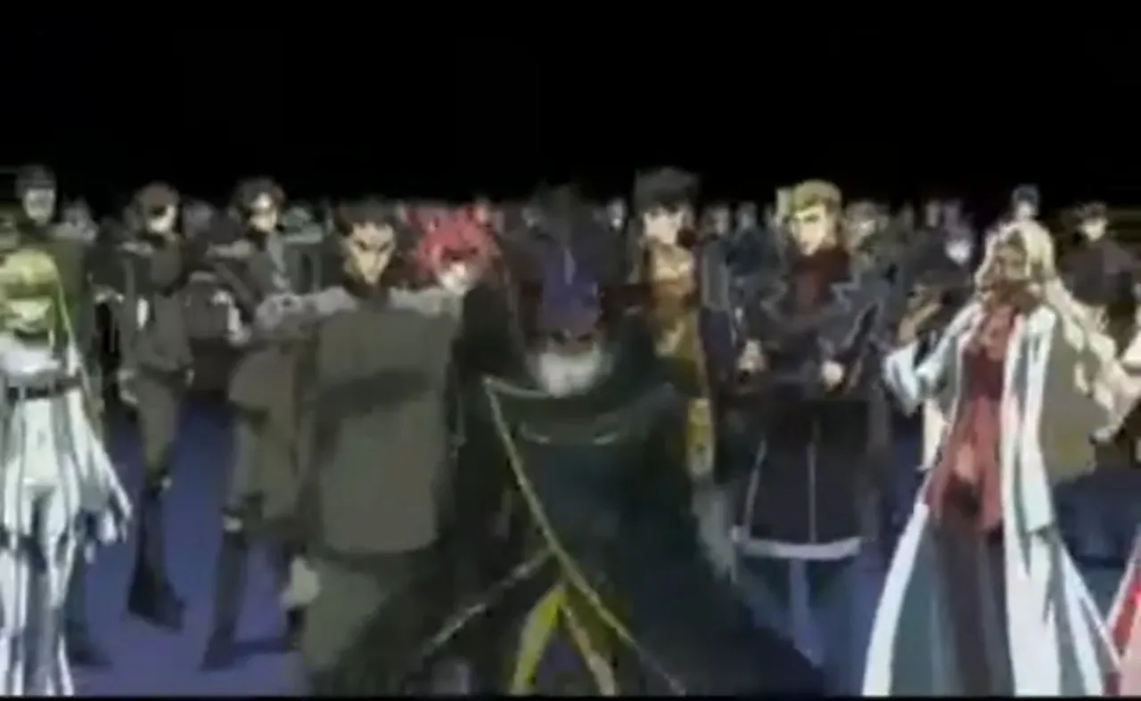 Smartphone exibindo gameplay de Code Geass ao lado de um energético e um controle de videogame sobre uma mesa gamer