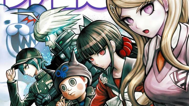 Jovem vestindo camiseta Danganronpa × Sanrio faz agachamento segurando garrafa de água com logo da Loft