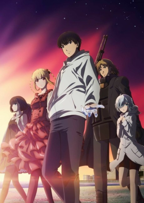 Atleta em pose de luta, vestindo roupa de combate, segurando halteres e bebendo isotônico após treino