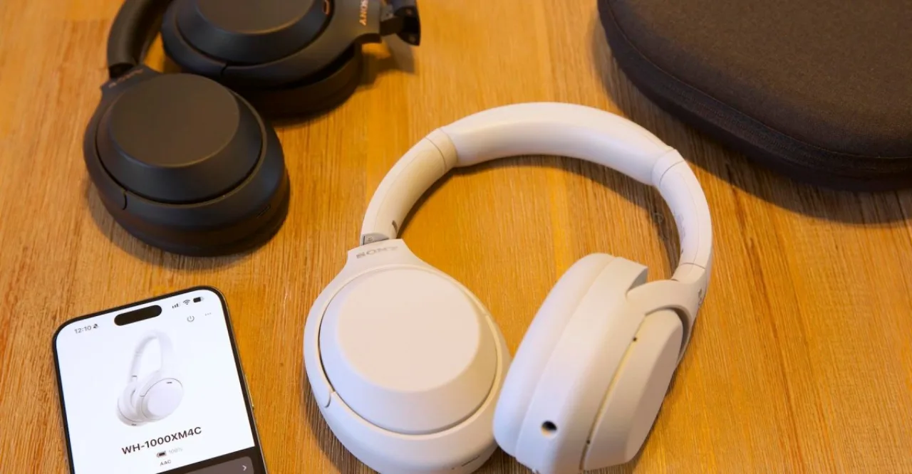 Jovem correndo na esteira com fones WH‑1000XM4C, suando, garrafa d'água e smartwatch no pulso