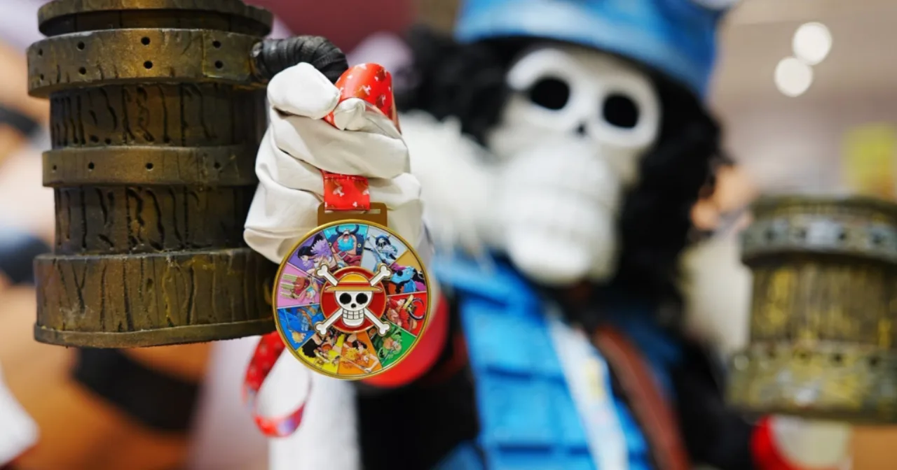 Corredores exibem kits temáticos de gigantes do Elbaph com camisetas, medalhas e números de peito