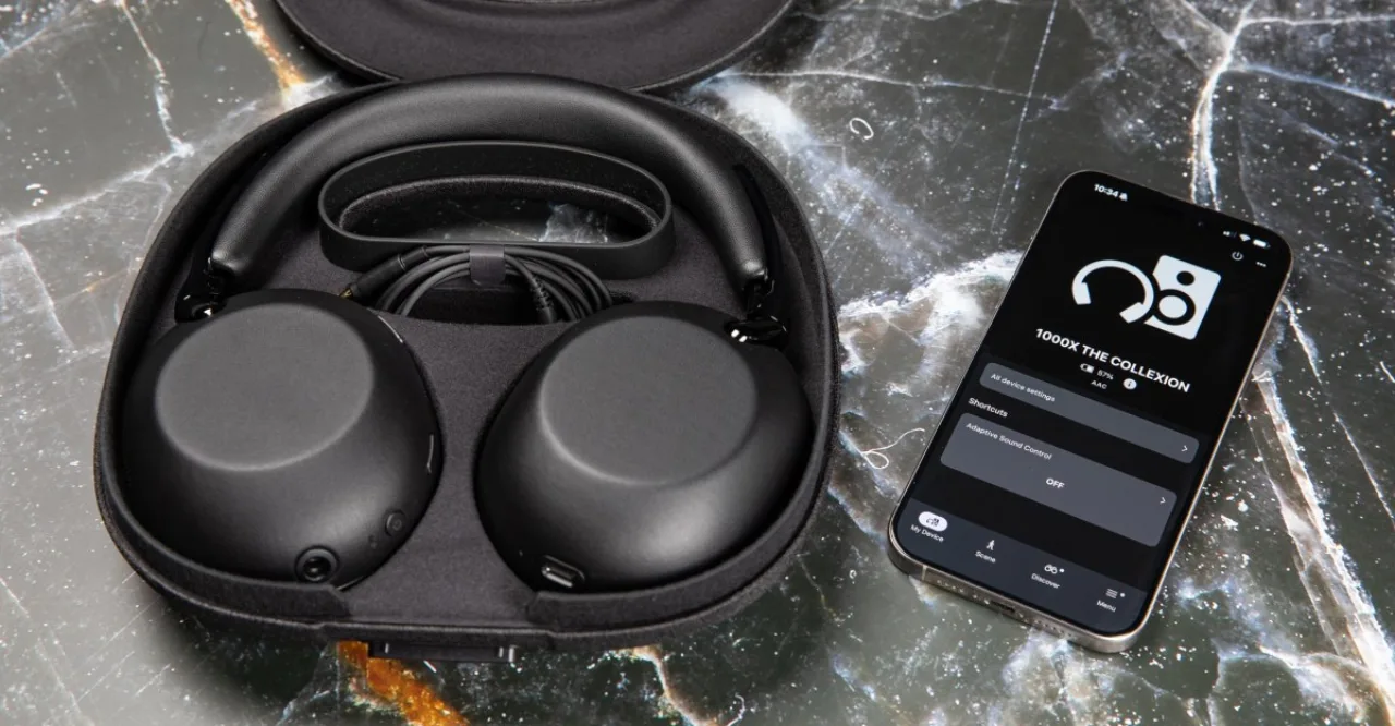 Fone de ouvido premium da linha Sony 1000X sobre uma mesa minimalista com acabamento sofisticado e iluminação suave