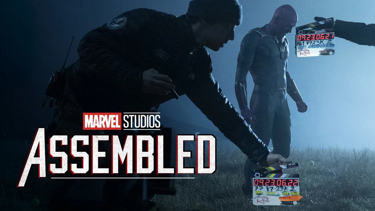 Jovem em roupa de treino faz agachamento segurando camiseta da Marvel com o logo dos Vingadores